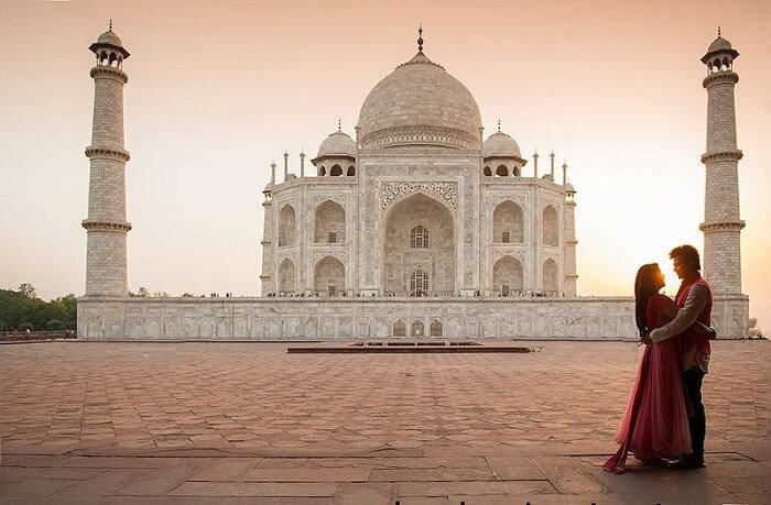 couple-at-taj-mahal