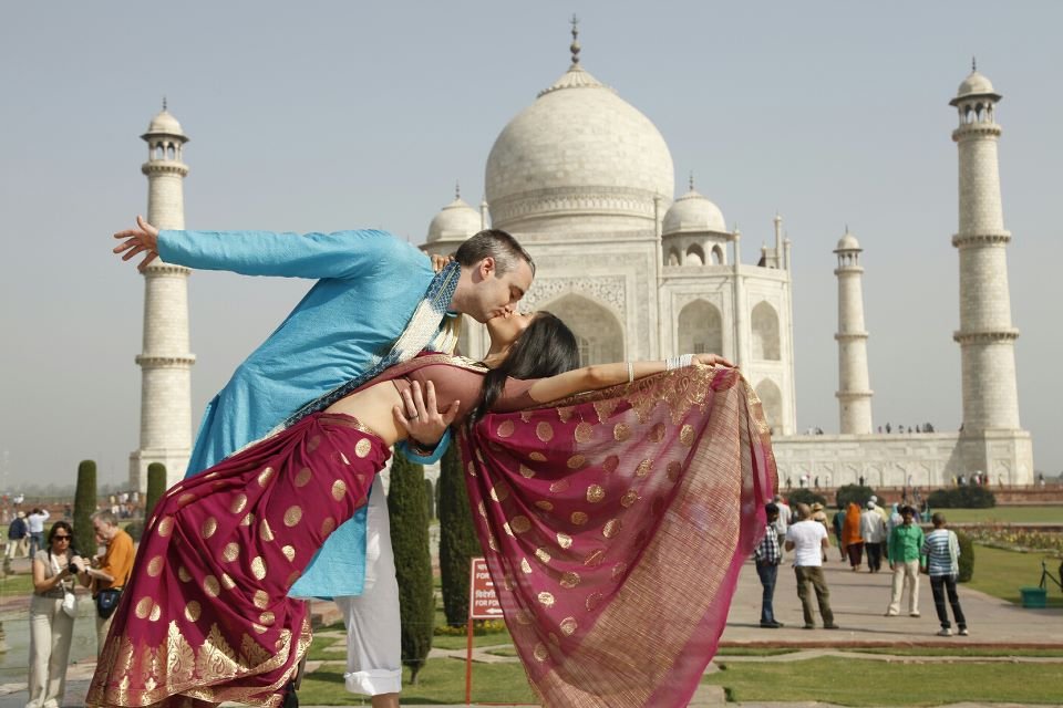 foreign couples in fron to f taj mahal agra, honeymooning in agra