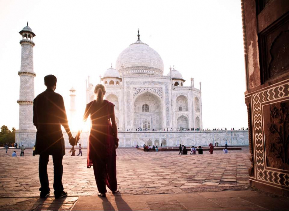pictures with your travelling companion at taj mahal