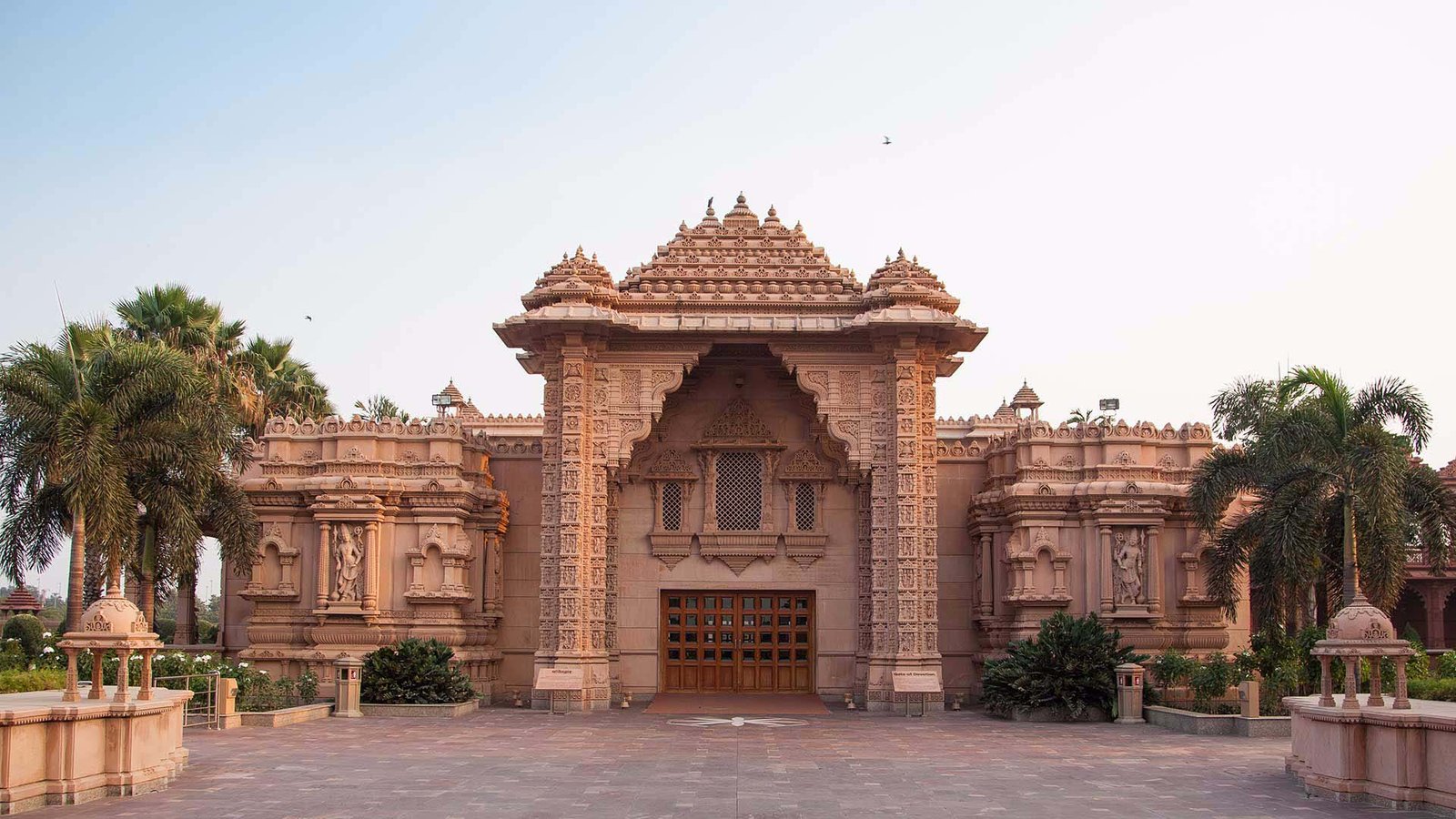 bhakti dwar at akshardham temple delhi, trip to ideal cities of north india