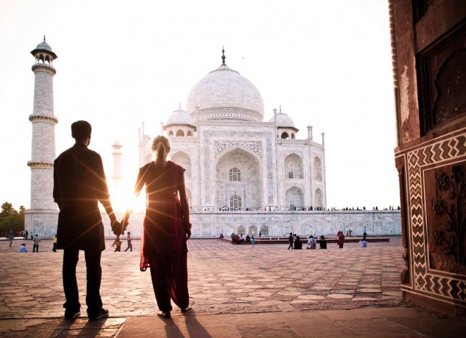 couple standing in agra, trip to ideal cities of north india